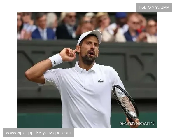 网球男单脚踝扭到仍坚持比赛，最终反杀晋级