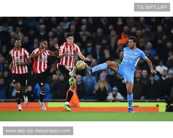 球队在欧冠中借助主场球迷优势夺下重要三分,欧冠球迷冲进球场 球队在欧冠中借助主场球迷优势夺下重要三分,欧冠球迷冲进球场